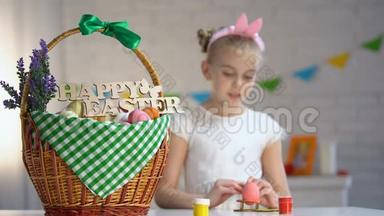 学校女生绘画，把彩蛋放进篮子里，节日气氛